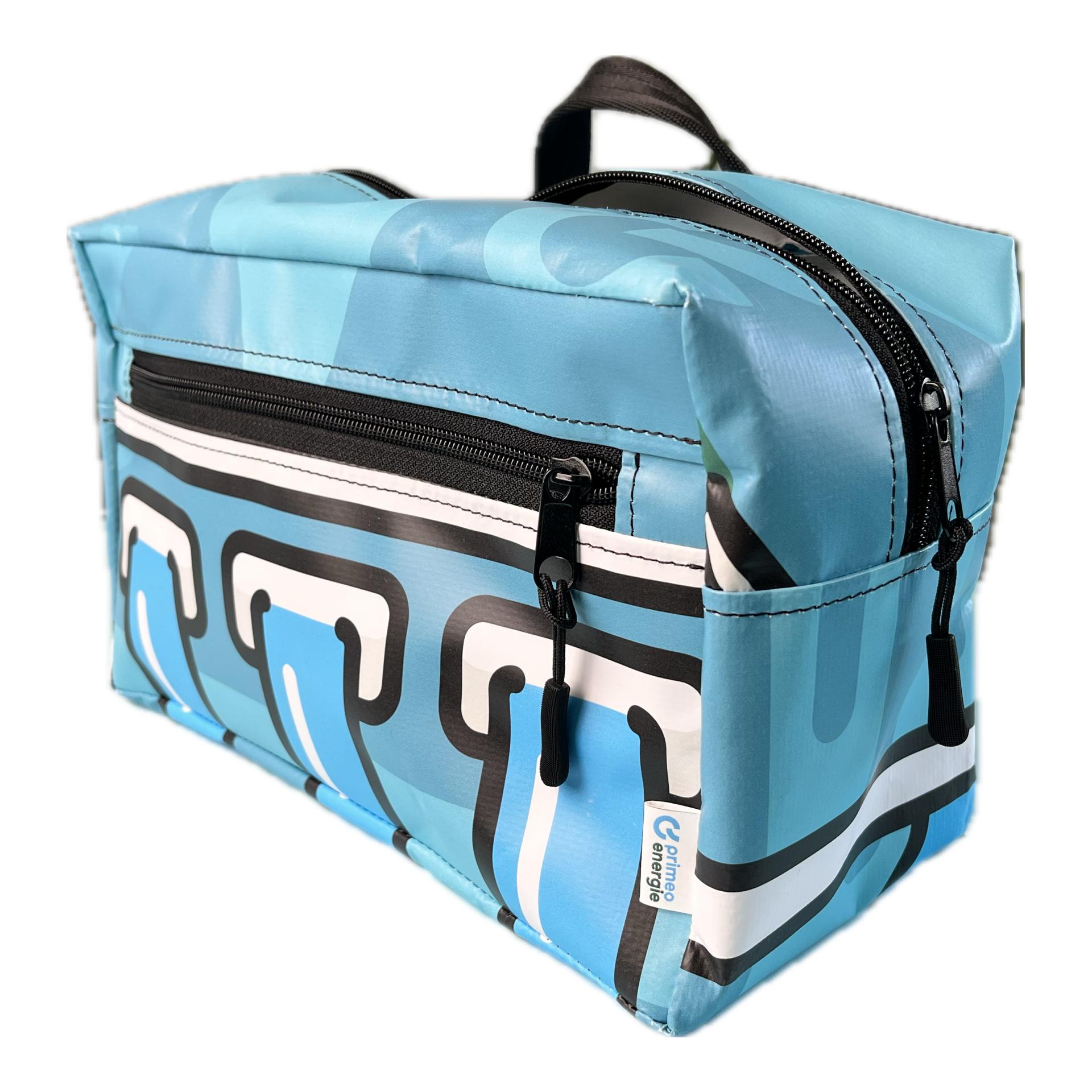 Trousse de toilette unique en son genre fabriquée à partir de bâches de cyclisme recyclées